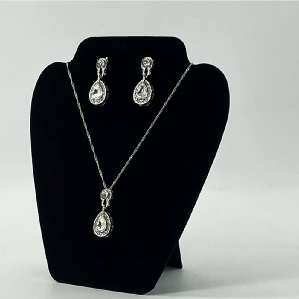 Set of jewelry displays equals 10 ๐entries for the Louis Vuitton Owl Bag - Picture 3 of 5